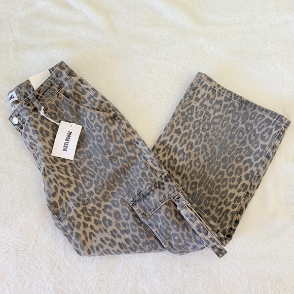 Disclosure Denim - Disclosure Low-Rise Baggy Cargo Leopard Print Jeans - Size 7/28